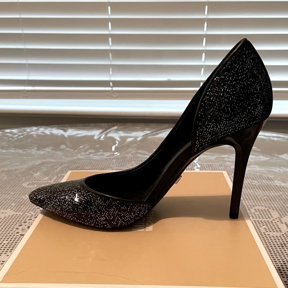 Shoe never worn comes in original box